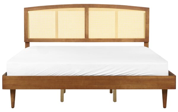 Posteľ svetlé kaučukové drevo 180 x 200 cm dvojlôžko s ratanovým čelom a roštom minimalistický rustikálny štýl