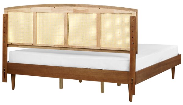 Posteľ svetlé kaučukové drevo 180 x 200 cm dvojlôžko s ratanovým čelom a roštom minimalistický rustikálny štýl