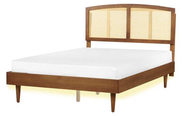 Posteľ svetlé kaučukové drevo 140 x 200 cm dvojlôžko s ratanovým čelom a roštom LED podsvietenie minimalistický rustikálny štýl