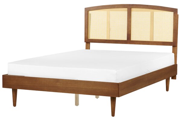 Posteľ svetlé kaučukové drevo 140 x 200 cm dvojlôžko s ratanovým čelom a roštom LED podsvietenie minimalistický rustikálny štýl