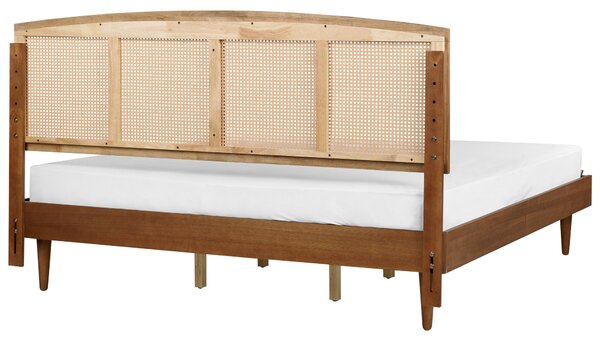 Posteľ svetlé kaučukové drevo 180 x 200 cm dvojlôžko s ratanovým čelom a roštom minimalistický rustikálny štýl