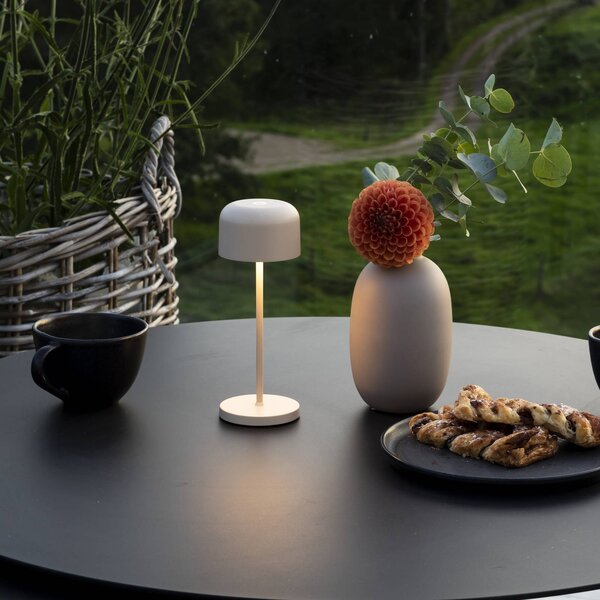 Stolová LED lampa Lille na batérie, výška 20 cm, piesková farba, IP54, USB, Krémová / jantárovo žltá, Obývacia izba / jedáleň, Hliník, Moderný, Stojacie svietidlo
