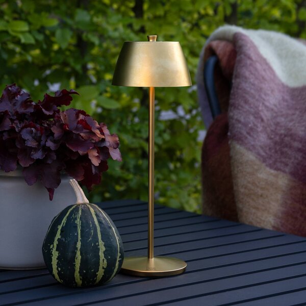 Konstsmide Stolová LED lampa na batérie Eze, matná zlatá, 32 cm, IP54, USB, Mosadz / zlato, Obývacia izba / jedáleň, Hliník, Moderný, Stojacie svietidlo
