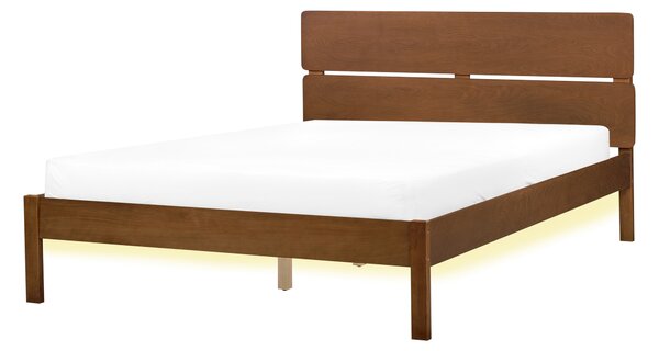 Posteľ tmavohnedá kaučukové drevo 140 x 200 cm dvojlôžko s lamelovým čelom a roštom LED podsvietenie minimalistický rustikálny štýl