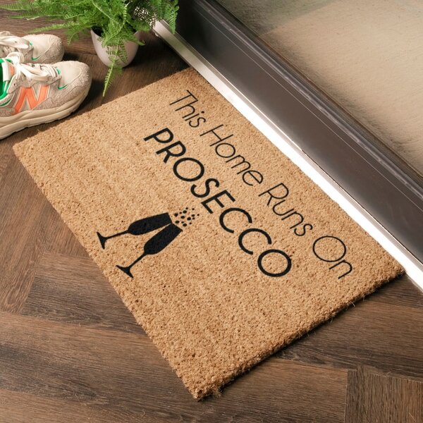 Rohožka z kokosového vlákna 40x60 cm This Home Runs On Prosecco – Artsy Doormats