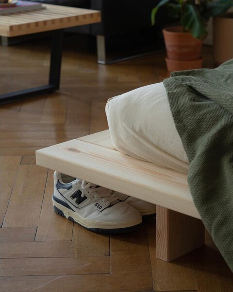 Jednolôžková posteľ z borovicového dreva s roštom v prírodnej farbe 120x200 cm Japan – Karup Design