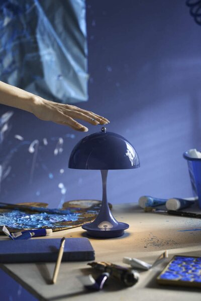 Louis Poulsen Prenosná lampa Panthella 160 V3, opaque indigo blue 5744171520