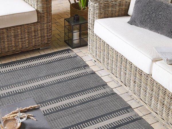 Vonkajší koberec béžová čierna recyklovaný materiál polypropylén 160 x 230 cm pásikavý vzor obdĺžnikový tvar moderný štýl exteriér