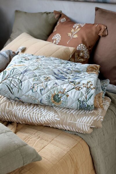 Béžový prešívaný bavlnený prehoz s tropickými listami Aix Quilt - 130*180 cm - Chic Antique