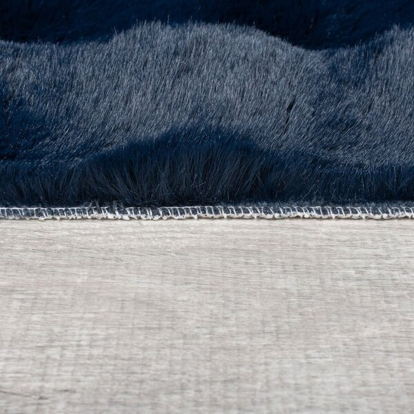 Tmavomodrá syntetická kožušina 80x150 cm Waffle Faux Fur – Flair Rugs