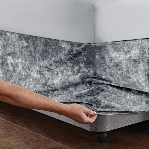 Sivý napínací zamatový poťah na rám postele 152x198 cm Crushed Velvet – Catherine Lansfield