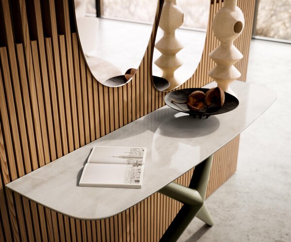 DELIFE Konzolový stolík Edge zaoblený 140×40 cm keramika onyx šampanské Estelo kov titánová farba