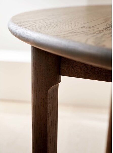 Hnedý okrúhly rozkladací jedálenský stôl z dubového dreva ø 120 cm Noor – Hammel Furniture