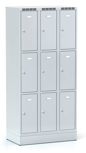 Šatníková skrinka S6 na sokli s úložnými boxami, 9 boxov, 1920 x 900 x 500 mm, cylindrický zámok, sivé dvere