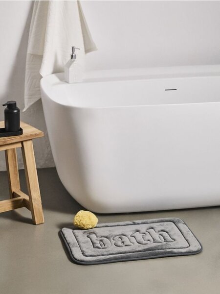 Sinsay - Kúpeľňový koberec s nápisom Bath - tmavosivá