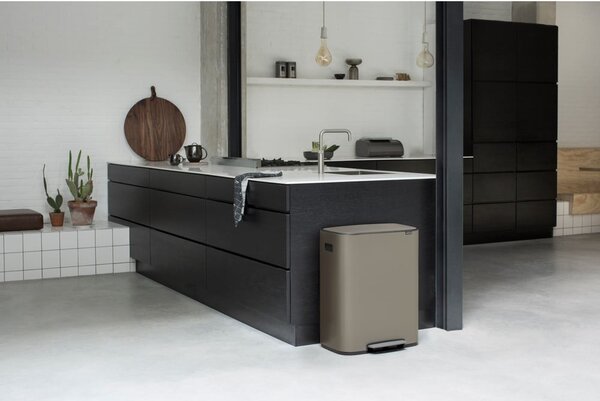 Sivý nášľapný oceľový odpadkový kôš 60 l Bo – Brabantia