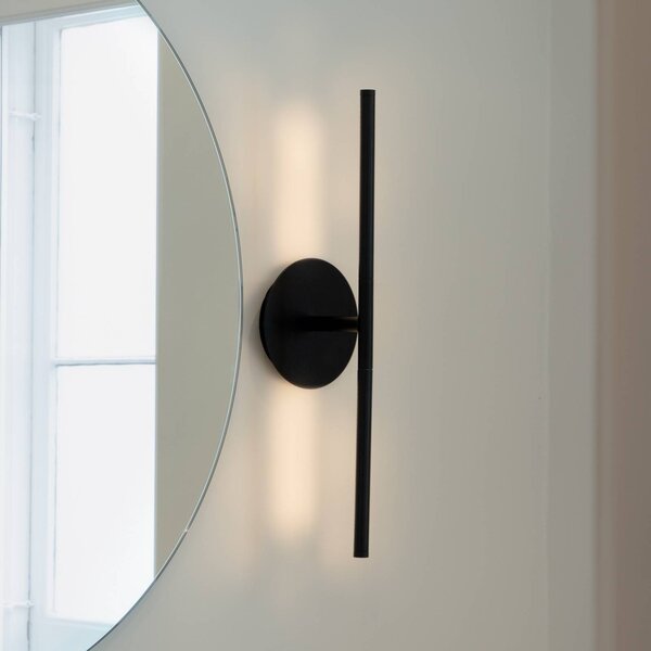 UMAGE LED nástenné svetlo Omni, čierne, šírka 54 cm, 2-pl., Čierna, Obývacia izba / jedáleň, Hliník, Dizajn