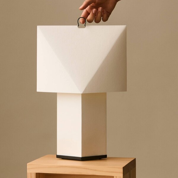 HAY stolová lampa Aplat, výška 66 cm, biela, hodvábny papier, E27, Biela / opálová, Obývacia izba / jedáleň, Papier / lunolit / lunopal, Moderný, Stojacie svietidlo