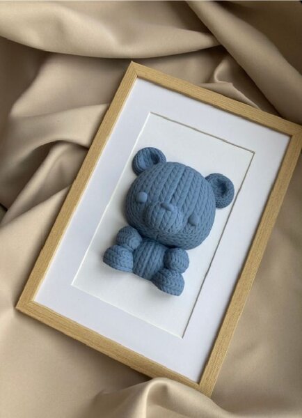 3D obraz medvedíka s pleteným vzorom – personalizovateľný dizajnový dekor do detskej izby