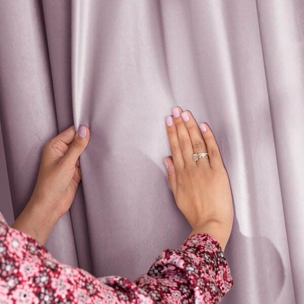 Svetloružový zamatový dimout záves 140x245 cm Eyelets – Restilo