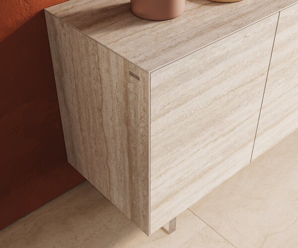 DELIFE Komoda Cuor 150 cm keramika Laminam® Travertino Bianco krémovo biela 3 dvierka podstava závesná akrylové sklo
