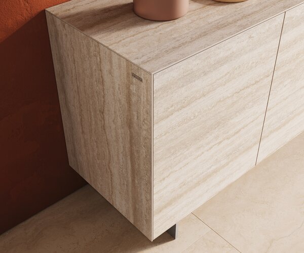 DELIFE Komoda Cuor 150 cm keramika Laminam® Travertino Bianco krémovo biela 3 dvierka podstava závesná nerezová oceľ