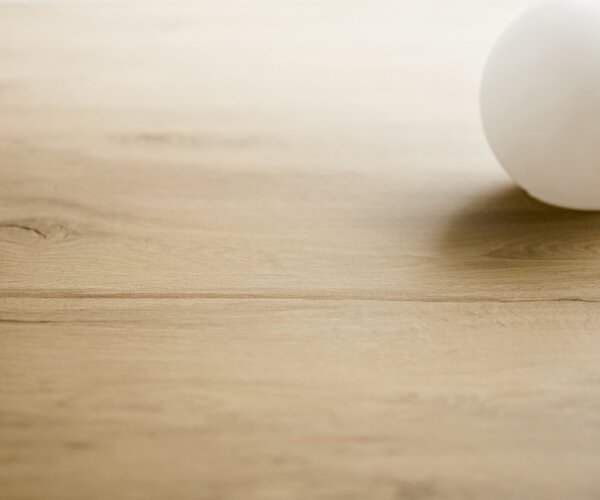 DELIFE TV stolík Cuor 220 cm keramika Laminam® sabbia v dubovej farbe 1 výklopné dvierka 2 zásuvky podstava závesná kov čierna