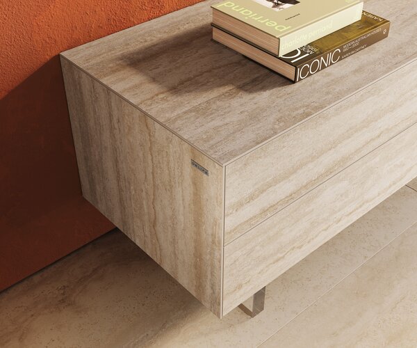 DELIFE TV stolík Cuor 180 cm keramika Laminam® Travertino Bianco krémovo biela 1 výklopné dvierka 2 zásuvky podstava závesná akrylové sklo