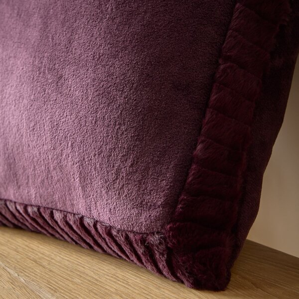 Dekoračný vankúš z mikroplyšu 55x55 cm Velvet and Faux Fur – Catherine Lansfield