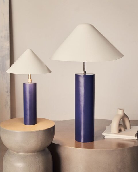Tmavomodrá stolová lampa s kovovým tienidlom (výška 42 cm) Shiva – Kave Home