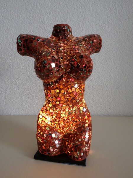 Stolná lampa Torzo ženy, ručná práca, modrá, červená