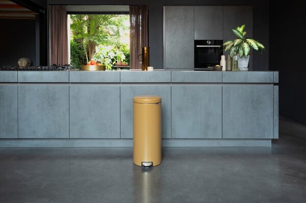 Nášľapný oceľový odpadkový kôš v zlatej farbe 30 l NewIcon – Brabantia