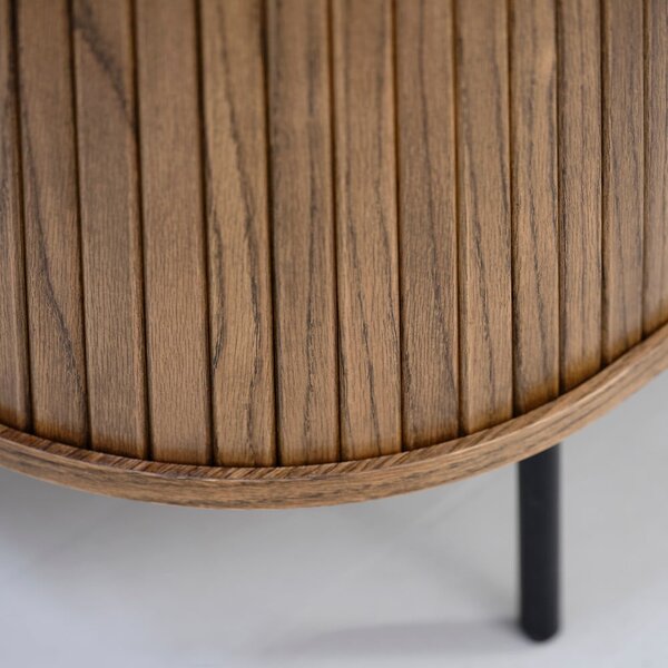 Hnedá nízka komoda v dekore duba s posuvnými dverami 140x76 cm Nola – Unique Furniture