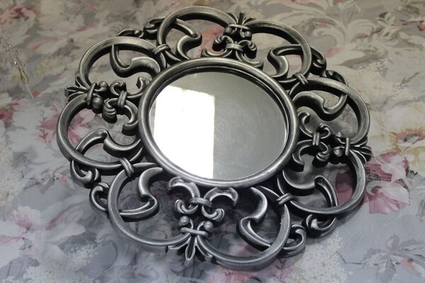 Strieborné zrkadlo s čiernou patinou