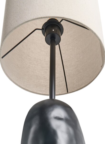 Stojaca lampa čierna keramický podstavec vysoké látkové tienidlo organický moderný štýl obývacia izba spálňa