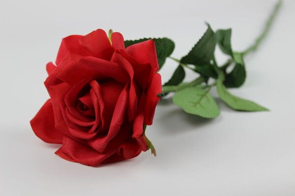 Červená umelá ruža na stonke s listami 66cm