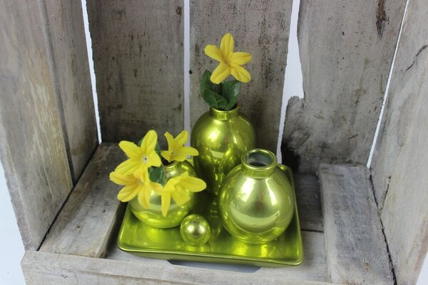 Zelená dekoračná tácka s pripevnenými vázami