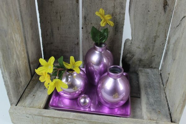 Fialová dekoračná tácka s pripevnenými vázami