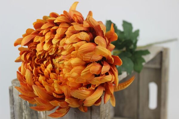 Oranžová umelá chryzantéma na stonke 90cm