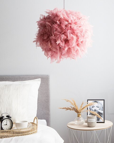 Závesná lampa ružová okrúhle tienidlo z peria guľaté svietidlo glamour moderný štýl
