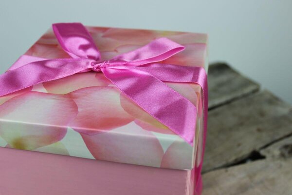 Ružová darčeková krabica s lupienkami 15 cm