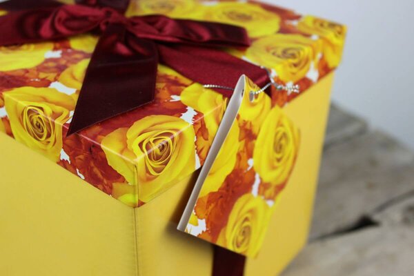 Žltá darčeková krabica s kvetinkami 10cm