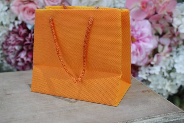 Oranžová netkaná darčeková taška 14,5cm