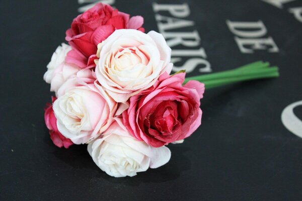 Bielo ružová umelá kytička 7ks ruží 24cm