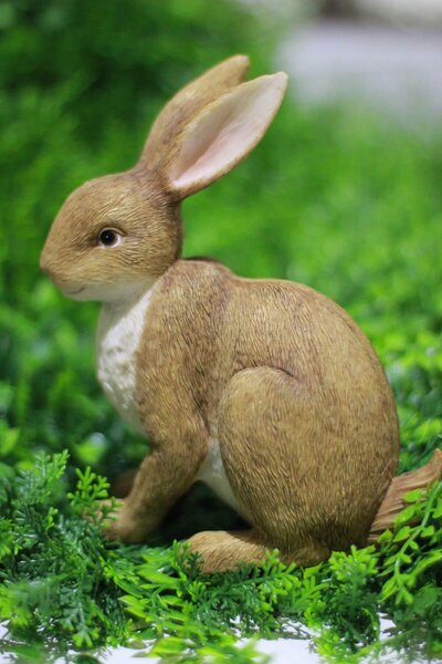 Hnedý dekoračný sediaci zajac 17cm