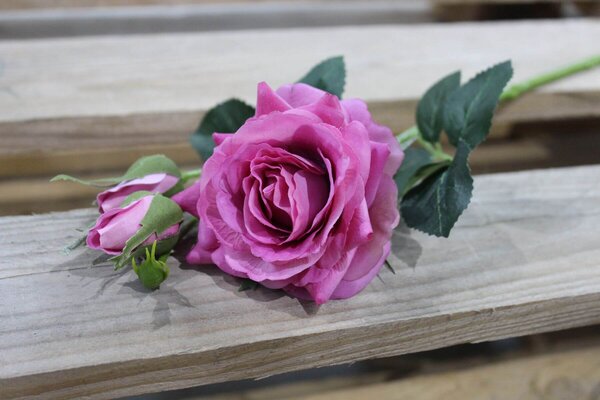 Ružová tmavá umelá ruža s pukmi 42cm