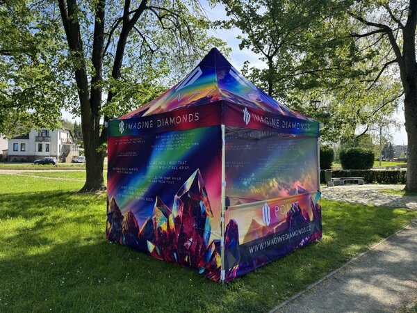 TENTino SET - Nožnicový párty stan 3x3 m EXTRA HIGH ROOF s jednostrannou potlačou Plachtovina (nůžk.stany s potiskem): polyester 300 g/m2, Typ konštrukcie: BIG HEXAGON S VYŠŠÍ ŠPICÍ, POTLAČ - strecha + bočnice: střecha + 4x boční strana