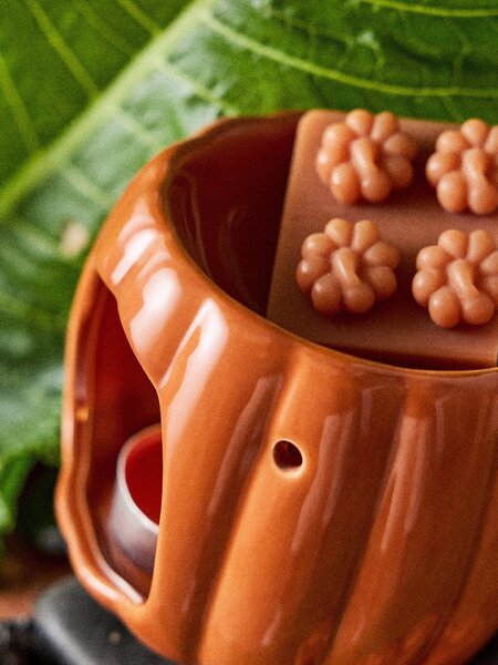 Sinsay - Aromalampa v tvare tekvice s voskom Spiced Orange - medená