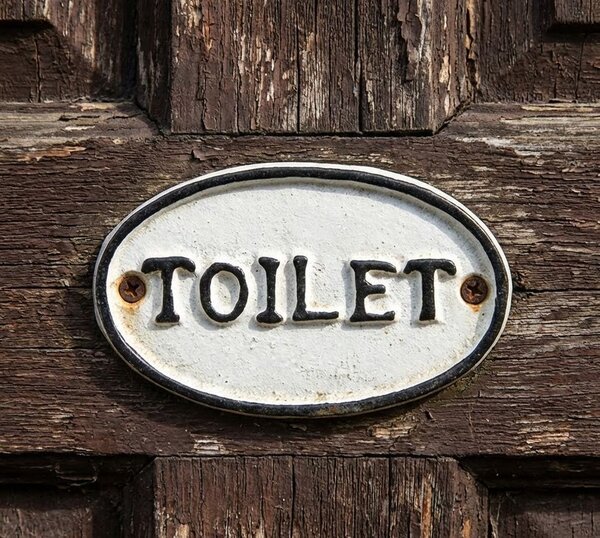 Bielo-čierna antik liatinová ceduľka Toilet - 10*1*6 cm - Clayre & Eef
