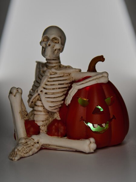 Sinsay - Halloweenska LED dekorácia v tvare kostlivca a tekvice - biela